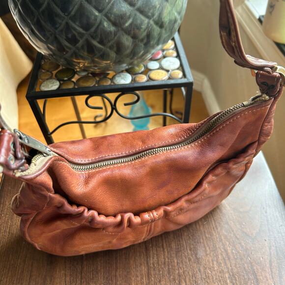 Vintage 70’s Carried Away Caramel Brown Leather hand shoulder bag - Picture 6 of 16